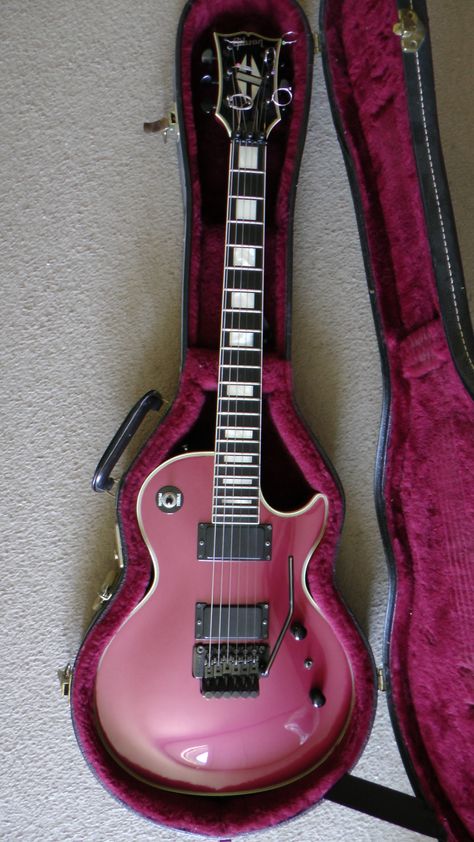 Gibson Les Paul Custom Lite. Metallic Sunrise Color. Pink Electric Guitar, E Guitar, Pink Guitar, Pretty Guitars, Gibson Les Paul Custom, Instruments Art, Electric Guitar Design, Guitar Obsession, Les Paul Guitars