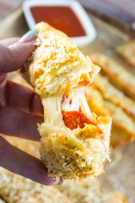 Dominoes Stuffed Cheesy Bread, Stuffed Pepperoni Bread, Dominos Cheesy Bread Copycat, Pepperoni Stuffed Cheesy Bread, Stuffed Cheesy Bread Recipes, Dominos Cheese Bread Recipe, Cheesy Bread With Pizza Dough, Dominos Stuffed Cheesy Bread, Breadstick Dip