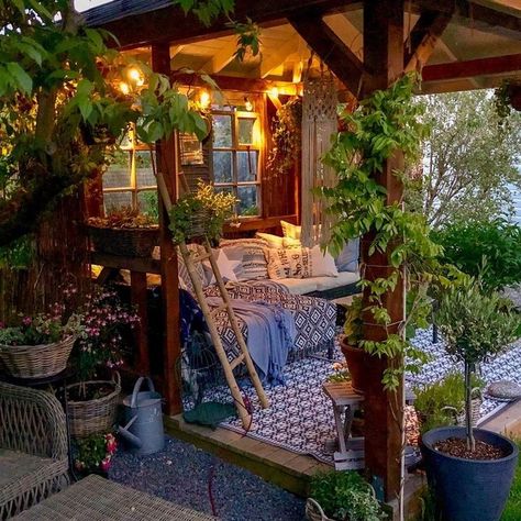 When you are decorating your home, then you might come across many different themes and styles. One of the most famous themes among the lot is Bohemian. It is a theme that looks beautiful in a garden. Lots Of Plants, Bohemian Garden, Hus Inspiration, Aesthetic Rooms, Dream Room Inspiration, Boho Home, Room Inspiration Bedroom, Decor Idea, Dream Rooms