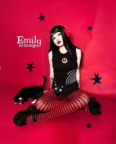 Emily Strange Cosplay, Emily The Strange Halloween Costume, Halloween Costume Photoshoot Ideas, Emily The Strange Cosplay, Strange Halloween Costumes, Alternative Halloween Costume Ideas, Emily The Strange Costume, Emily The Strange Cats, Low Effort Halloween Costume Women