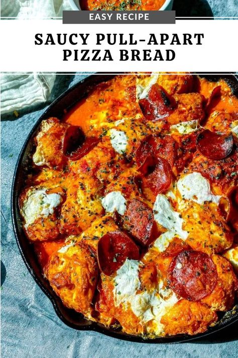 Easy saucy pull-apart pizza bread topped with pepperoni served in a cast iron skillet. Pull Apart Pizza, Pull Apart Pizza Bread, Holiday Appetizers Easy, Football Party Food, Bread Appetizers, Superbowl Party Food, Just Eat It, Easy Pizza, Food Experiences