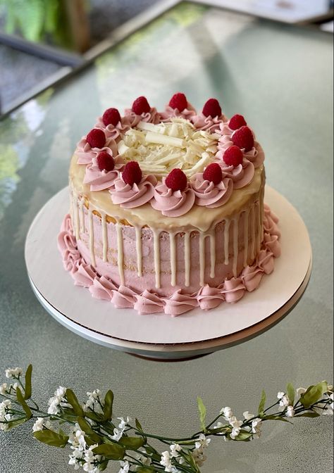 White Chocolate Shavings Cake, Vanilla Raspberry Layer Cake, Chocolate And Vanilla Cake Decoration, Raspberry Cake Design, White Chocolate And Raspberry Cake, Raspberry And White Chocolate Cake, Raspberry Cake Decoration, Raspberry Drip Cake, White Chocolate Drip Cake