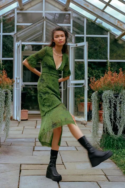 Funky Dresses, Dresses Green, Urban Dresses, Urban Outfitters Dress, Green Midi Dress, Printed Midi Dress, Mode Inspiration, Midi Dresses, Dress With Boots