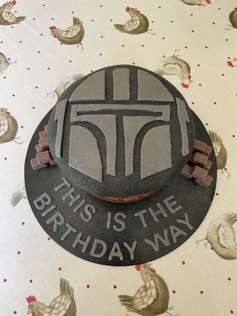 Easy Mandalorian cake Mandalorian Smash Cake, Mandalorian Birthday Cake, Star Wars Cake Easy, Mandalorian Cake, Mandalorian Birthday, Star Wars Birthday Cake, Star Wars Cake, Sweet Ideas, Star Wars Birthday