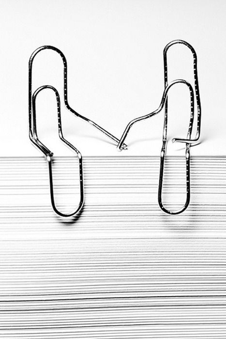 Funny Still Life Photography, Paperclip Art, Drátěná Socha, Paper Clip Art, Object Photography, Inspiring Photography, صور مضحكة, Abstract Photography, Creative Photos