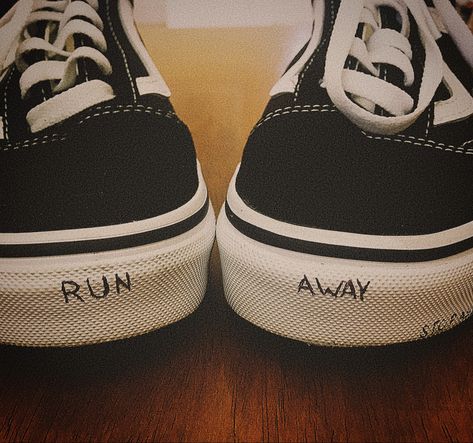 Write On Shoes, Vans Writing On Shoes, Stuff To Write, Doodle Shoes, Sharpie Shoes, Converse Design, Grunge Shoes, Cărți Harry Potter, Shoes Drawing