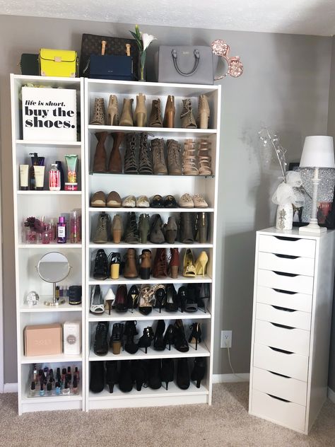 Shoes On Bookshelf, Bedroom Ideas For Small Rooms Cozy, Room Organization Bedroom, Closet Design Layout, Beauty Room Decor, Cute Diy Room Decor, Future Apartment Decor, Closet Remodel, Closet Decor