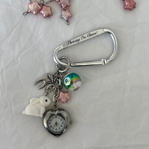 Thriving On Chaos Charm Carabiner – Gemini Jewels Thriving On Chaos, Carabeaner Keychain Aesthetic, Cluttered Keychain, Purse Charms Diy Ideas, Aesthetic Carabiner, Cute Carabiner, Carabiner Aesthetic, Bag Charm Aesthetic, Acssesories Aesthetic