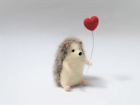 Felted Hedgehog, Hedgehog Ornament, Felt Craft Projects, Mushroom Crafts, Holding Heart, Hedgehog Gifts, Holding A Heart, Wool Dolls, Animal Rug