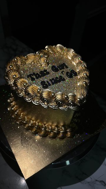 97K views · 16K likes | Bespoke cakes in Baltimore Maryland 🇺🇸 on Instagram: "Gold and Sparkle🤩🤩. Gold chrome heart cake with gold glitter for an extra pizazz 🤩🤩. #goldcake #goldheart #heartcake #vintagecake #glittercake #goldchrome #cakereels #caketrends #cakesofinstagram #baltimorebaker #baltimorecakes #trendingreels #blowthisup #dmvbaker #dmvcakes #cutecake #customcakes #thatgirl" Golden Cakes Birthday, Gold Birthday Cake Aesthetic, Gold Black Cake Birthday, Gold Birthday Party Aesthetic, Black And Gold Heart Cake, Gold Heart Shaped Cake, White And Gold Heart Cake, 18th Birthday Cake Gold, Gold Birthday Photoshoot Ideas