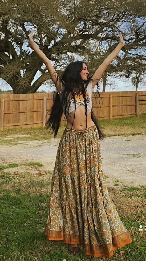 70s style boho spring outfit - white cropped tee shirt with orange, yellow and green maxi shirt Katelyn Core, Hippie Girl Outfits, Summer Hippie Outfits, Hippie Outfits 70s, Boho Aesthetic Outfit, Soul Outfit, Hippie Outfit Inspo, Hippie Boho Outfits, Neo Soul Outfits