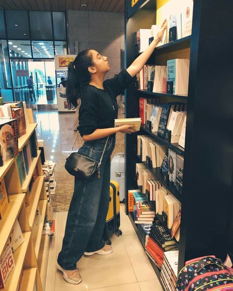 Prajakta being choosy on books as she loves books Prajakta Koli, College Looks, Party Photoshoot, Casual Indian Fashion, Casual College Outfits, Modest Dresses Casual, Photography Posing Guide, Simple Pakistani Dresses, Casual Day Outfits