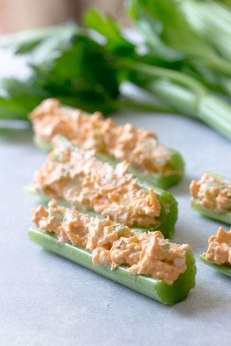 Buffalo Chicken Celery Sticks, Buffalo Chicken Celery, Chicken Celery, Snack Sani, Celery Sticks, Quick Healthy Lunch, Six Sisters Stuff, Six Sisters, Resep Diet