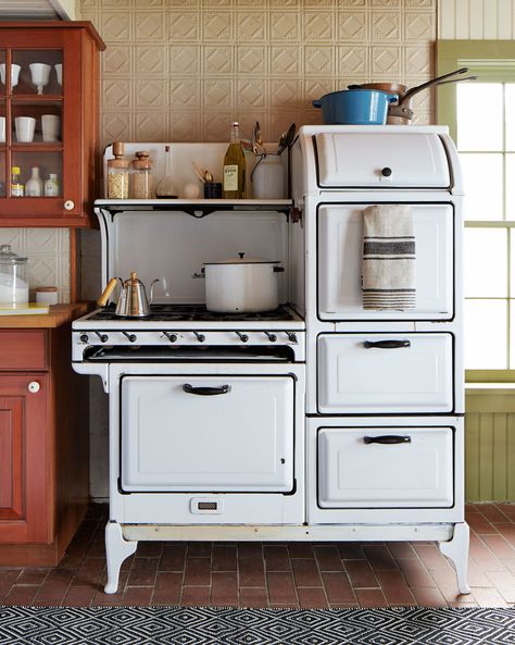 This 1932 Magic Chef stove looks gorgeous inside an old farmhouse kitchen. Alter Herd, Old Farmhouse Kitchen, Old Fashioned Kitchen, Old Stove, Vintage Stoves, Antique Stove, Vintage Appliances, Casa Vintage, Kitchen Stove