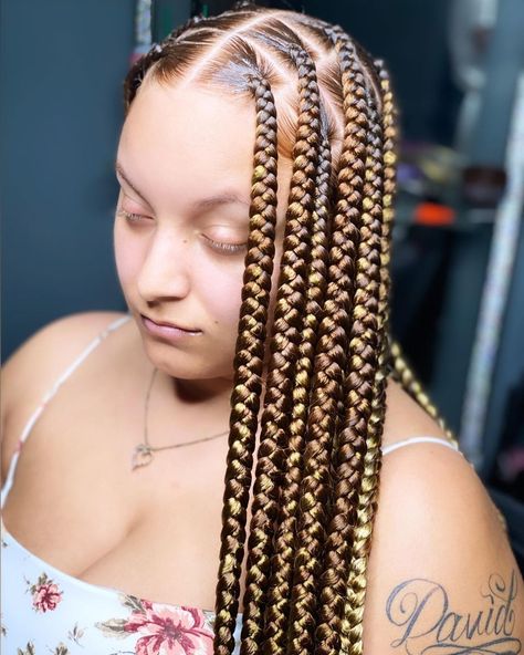 HONEY BLONDE LARGE KNOTLESS🤎🍯🤎 ONLY TAKES 1 & A HALF HOURS!!! Link In Bio Ladies… Box Braids Peekaboo, Medium Blonde Highlights, Knotless Medium, Braids Peekaboo, Box Braid Styles, Large Knotless, Blonde Box Braids, Braiding Styles, Goddess Braids Hairstyles