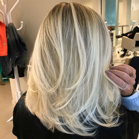 Bob stufig blonde Haare mittellang Medium Brunette Hair, Medium Length Layered Haircuts, Medium Length Blonde Hair, Blonde Layered Hair, Medium Length Blonde, Haircut 2024, Medium Layered Haircuts, Medium Layered Hair, Medium Length Hair With Layers