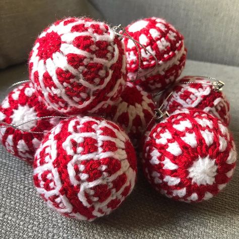 Granny Baubles Pattern, Granny Crochet Christmas Baubles, Crochet Christmas Bauble Ornaments, Granny Christmas Baubles, Free Crochet Bauble Patterns, Crochet Baubles Pattern Free, Free Crochet Christmas Ornaments Pattern Tree Decorations, Crochet Baubles Christmas, Crochet Bauble Pattern Free