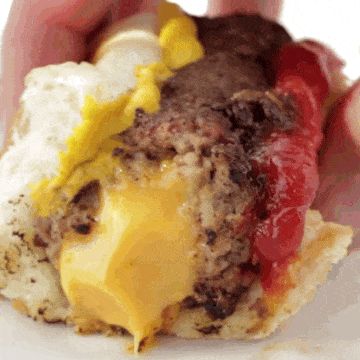 Resep Burger, Stuffed Burger, Burger Dogs, God Mad, Cheese Stuffed, Dog Recipes, Burger Recipes, Ground Beef Recipes, Grilling Recipes