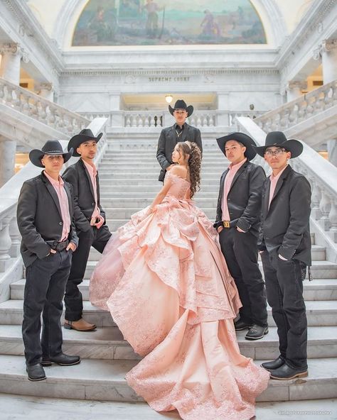 Xv Court Pictures, Chambalenes Outfits For Quince, Quincenera And Chambelan Pictures, Quince Poses With Chambelan, Quinceanera Group Photos, Quince Picture Ideas With Chambelanes, Quinceanera And Chambelanes Photo Ideas, Quinceanera Picture Ideas With Parents, Quinceanera And Chambelanes