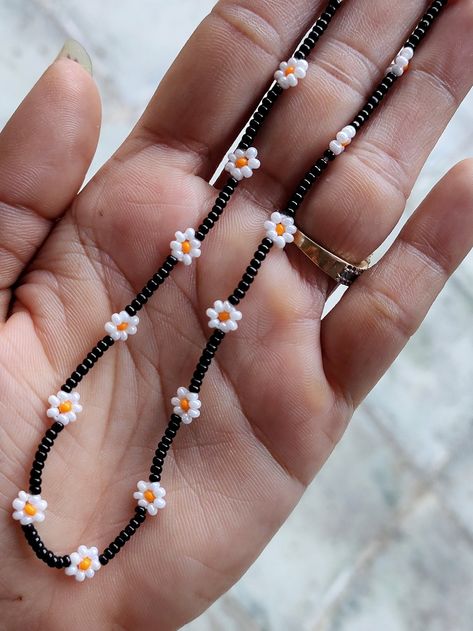 Black Seed Bead Jewelry, Home Made Necklaces, Handmade Beaded Necklaces Design, Necklace Beads Ideas, Beaded Jewelry Designs Ideas, Easy Beaded Jewelry, Seed Bead Jewelry Ideas, Flower Beads Necklace, Beaded Necklace Flower