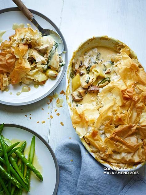 Celebrate British Pie Week with The Body Coach Joe Wicks' delicious chicken pie recipe from his bestselling Lean in 15 cookbook Joe Wicks Recipes, Chicken And Mushroom Pie, Chicken Pie Recipe, Garlic Kale, Cauliflower Mash, Joe Wicks, Free Lunch, Hearty Chicken, Chicken Breast Fillet