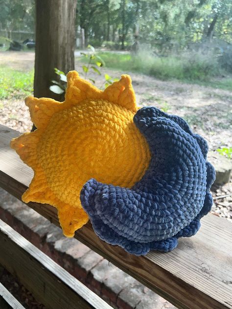 Crochet Moon Pillow Pattern, Sun And Moon Pillow, Moon Pillow Crochet Pattern Free, Sun Pillow Crochet, Sun Moon Crochet, Moon Crochet Blanket, Crotchet Pillow, Crochet Sun Pillow, Moon Pillow Crochet