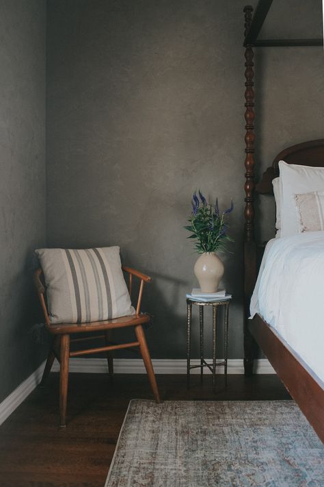 Bedroom with Roman clay treatment on the walls. Four poster bed with a vintage rug by Loloi. Clay Wall Art Diy, Stucco Interior Walls, Diy Ideas Bedroom, Art Diy Ideas, Roman Clay, Jake Arnold, Portola Paint, Dallas Interior Design, Interior Wall Paint