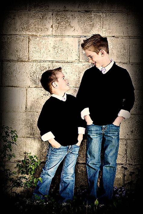 cute boy poses for Dax and Bryce <3 Brother Poses, Sibling Photography Poses, Brother Pictures, Brothers Photography, Brother Photos, Kids Playroom Ideas, Ideas For Photography, Boy Photo Shoot, Sibling Poses