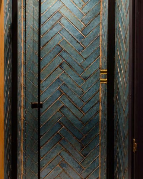 Room Projector, Living Room Coastal, Turquoise Tile, Teal Bathroom, Shower Tiles, Bathroom Design Black, Dark Tile, Gold Tile, Diy Concrete