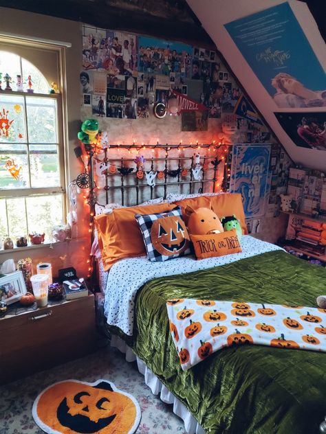 Halloween Themed Bedroom Ideas, Vintage Halloween Room, Halloween Decorated Bedroom, Halloween Theme Bedroom, Halloween Decorated Room, Halloween Room Ideas Bedrooms, Halloween Room Aesthetic, Halloween Room Decor Aesthetic, Halloween Room Ideas