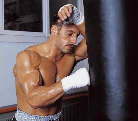 Andy Hug Andy Hug, Boxing Training Routine, Badr Hari, Olympic Icons, Muay Boran, Kyokushin Karate, Kickboxing Workout, Martial Arts Styles, Boxing Training