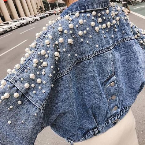 973a5f0ccbc4ee3524ccf035d35b284bdesc47001400ri Denim Jacket With Pearls, Short Jeans Jacket, Diy Denim Jacket, Denim Jacket Short, Haine Diy, Loose Coats, Spring Coat, Kleidung Diy, Pearl Decor