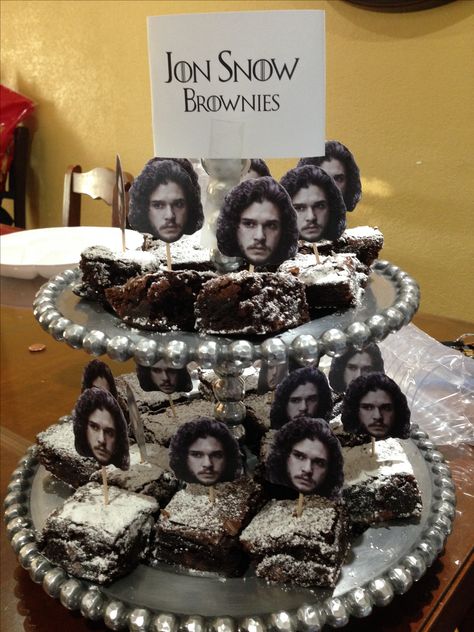 Jon Snow Brownies. Game of Thrones Party. Game Of Thrones Food, Game Of Thrones Halloween, Fiesta Games, Game Of Thrones Birthday, Game Of Thrones Premiere, Game Of Thrones Theme, Game Of Thrones Party, Creaturi Mitice, Trendy Games