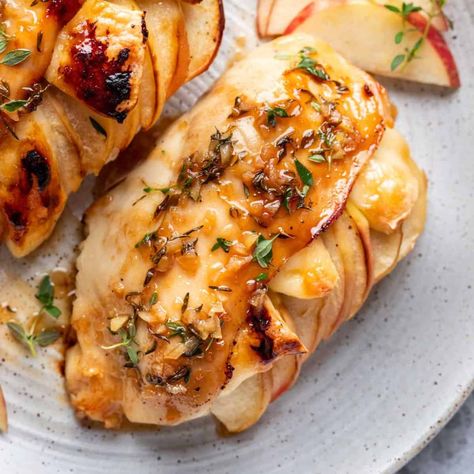 Apple and Brie Stuffed Chicken is a great healthy dinner recipe for the fall season. Serve it alongside mashed potatoes or rice and fresh veggies. You'll have dinner ready in just about 1 hour! Apple Brie Chicken, Apple Brie Stuffed Chicken, Apple And Brie Stuffed Chicken, Brie Stuffed Chicken, Apple And Brie, Chicken Supreme, Healthy Dinner Recipe, Brie Recipes, Sliced Pears