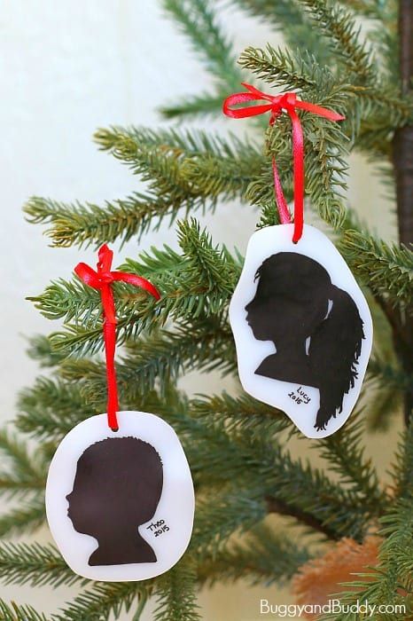 Preschool Christmas Ornaments, Christmas Ornament For Kids, Silhouette Christmas Ornaments, Ornaments Diy Kids, Diy Silhouette, Holiday Crafts Diy, Christmas Crafts For Kids To Make, Christmas Kindergarten, Kids Christmas Ornaments