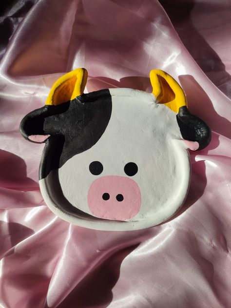 Cow Sculpture Art, Cow Bowl Clay, Cow Trinket Dish, Cow Clay Art, Air Dry Clay Cow, Pasta Para Modelar Ideas, Clay Plates Design, Simple Pottery Ideas, Cow Clay