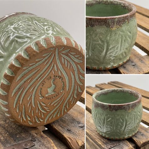 Pinch Pots With Texture, Stamped Pottery Mugs, Textured Pottery Ideas, Pottery Designs Carving, Sgrafitto Ceramics, Pottery Carving Ideas, Pottery Carving, Ceramics Pottery Mugs, Pottery Pots