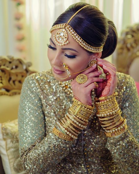 भारतीय दुल्हन संबंधी, Bridal Chura, Matha Patti, Perhiasan India, Desi Bride, Bridal Poses, Desi Wedding, Indian Wedding Jewelry, Brown Girl