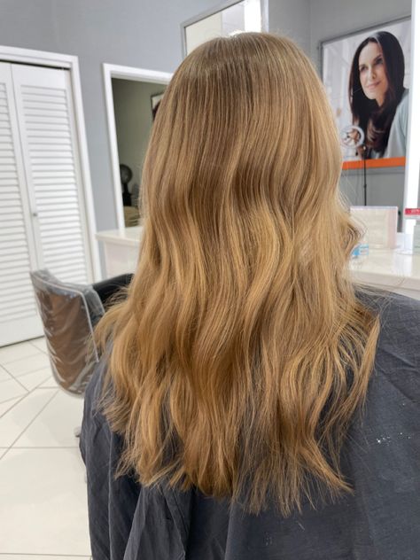 Caramel Golden Blonde Hair, Dark Golden Hair, Dark Golden Blonde Hair, Warm Golden Blonde Hair, Curl Talk, Blonde Hair With Roots, Warm Hair Color, Balayage Ideas, Warm Balayage