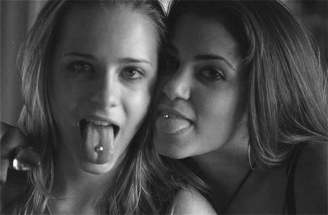 Piercing lengua. Thirteen Movie Evie, Tracy And Evie, Thirteen 2003, Thirteen Movie Aesthetic, Thirteen Movie, Rachel Wood, Evan Rachel Wood, Nikki Reed, Cute Piercings