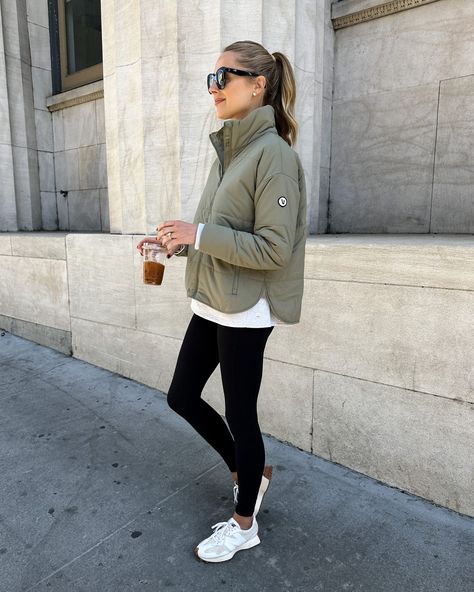 Athleisure Outfits Fall, Friday Wear, Fall Athleisure, Outfits Leggins, Comfortable Winter Outfits, Saturday Outfit, Look Legging, Errands Outfit, New Balance Outfit