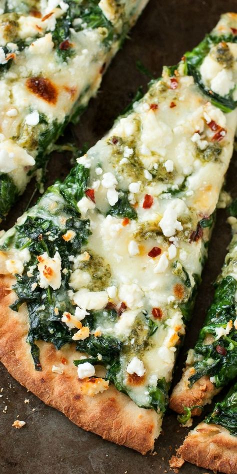 Spinach Flatbread Pizza, Spinach Flatbread, Vegetarian Pizza Recipe, Salad Pizza, Flatbread Pizza Recipes, Mexikansk Mat, Pizza Vegetariana, Pesto Spinach, Eat More Veggies