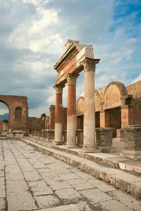 Ruins of Pompei Best Places In Italy, Pompeii Ruins, Pompeii Italy, Pompeii And Herculaneum, Italy Landscape, Roman City, Places In Italy, Italy Tours, Ancient City