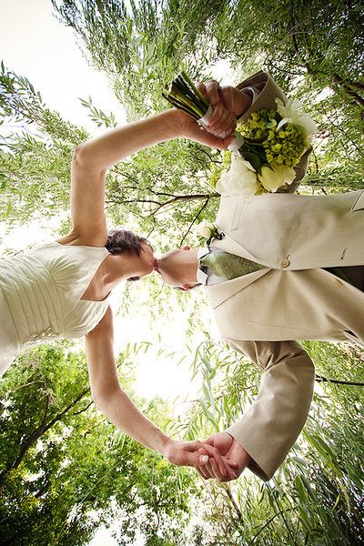 Unique Wedding Photos, Wedding Picture Poses, Foto Tips, Wedding Photos Poses, Wedding Photography Poses, Wedding Photo Inspiration, Wedding Shots, Wedding Photography Inspiration, Wedding Pics