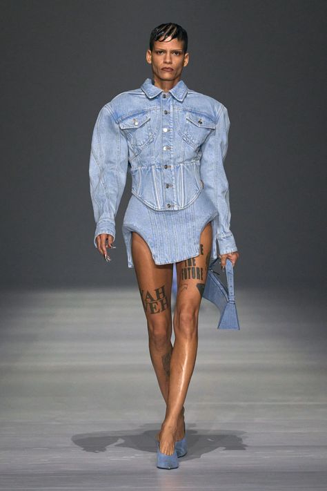 Denim Fashion Runway, Denim Photoshoot, Denim On Denim Looks, Mode Kylie Jenner, Fashion Forecasting, Mode Jeans, All Jeans, Denim Details, High Fashion Street Style