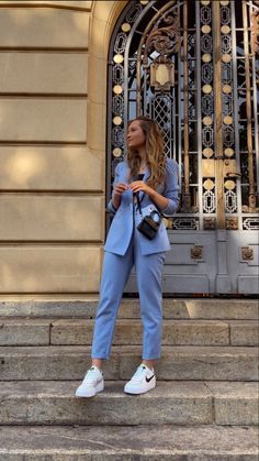 Sneakers Formal Outfit Women, Suits With Sneakers Women, Suit With Sneakers Women, Suit And Sneakers Women, Suit With Sneakers, Formal Attire Women, Look Working Girl, Suits And Sneakers, Outfit Elegantes