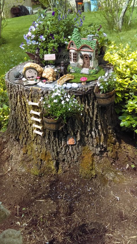 Fairy Garden Ideas Enchanted Forest, Fairy Garden Pots, Fairy Tree Houses, Fairy House Diy, Fairy Garden Crafts, Fairy Garden Designs, Faeries Gardens, Formal Garden, Fairy Garden Houses