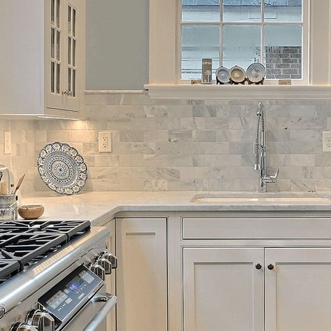 Kitchen Backsplash With Blue Cabinets, Backsplash And Countertop Combos, Modern Marble Floor, Ceramic Tiles Kitchen, Marble Tile Backsplash Kitchen, Adu Kitchen, Florida Home Decorating, Backsplash Options, Backsplash Kitchen White Cabinets