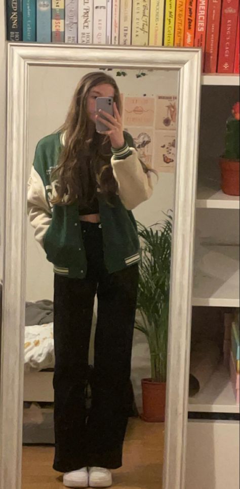 Green Varsity Jacket Outfit, Letterman Jacket Outfit, Green Varsity Jacket, Varsity Jacket Outfit, Downtown Outfits, Populaire Outfits, Trendy Outfits For Teens, Jacket Outfit, Swaggy Outfits