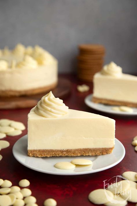 No Bake White Chocolate Cheesecake, White Choc Chip Cookies, White Chocolate Cheesecake Recipes, Baked White Chocolate Cheesecake, Chocolate Traybake, Chocolate Mousse Cheesecake, Chocolate Cheesecake Recipes, White Chocolate Cheesecake, White Chocolate Macadamia